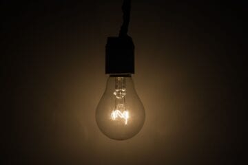 Famílias de baixa renda não podem ter a luz cortada até junho