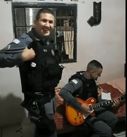 Prisão de traficante termina com policial militar tocando guitarra