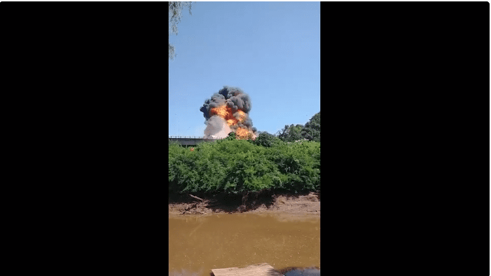 Caminhão-tanque explode em ponte do Rio Grande do Sul. Veja o vídeo!