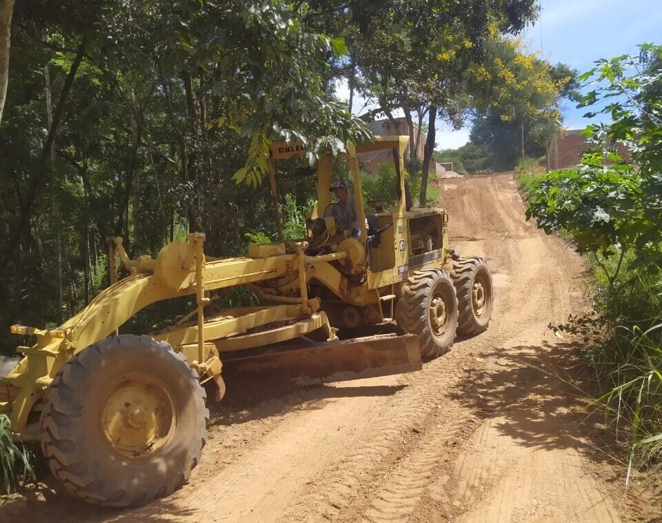 Pavimento da rua Januária, em João Monlevade, é regularizado