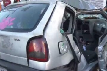 Batida entre carro e ônibus deixa duas pessoas feridas; veja o vídeo