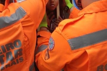 Bombeiros resgatam criança com a cabeça presa em grade de portão