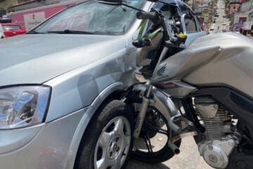 Batida entre carro e moto deixa motociclista ferido em Itabira