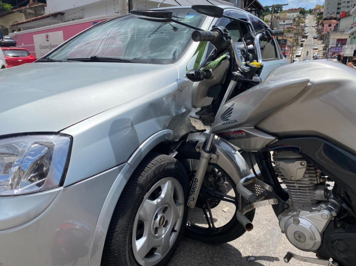 Batida entre carro e moto deixa motociclista ferido em Itabira