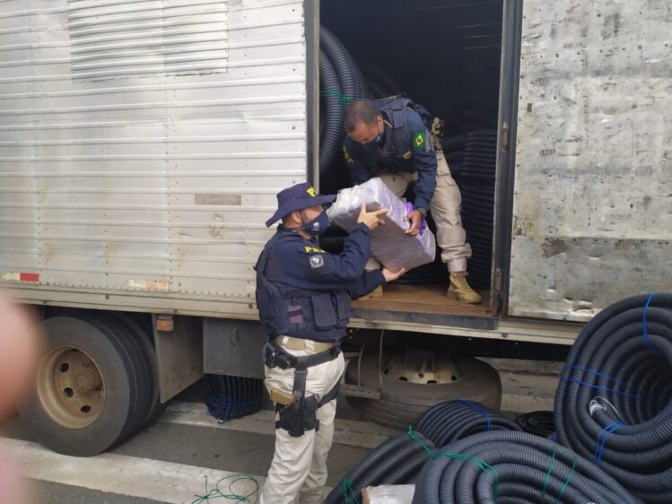 PRF apreende 1,5 tonelada de maconha em caminhão na BR-381