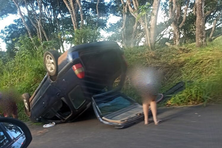Carro capota com quatro pessoas na estrada do Candidópolis