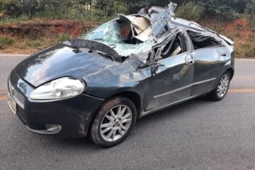 Carreta tomba, acerta carro e interdita estrada entre Itabira e Nova Era