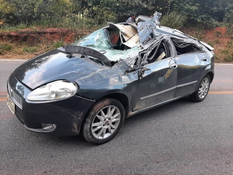 Carreta tomba, acerta carro e interdita estrada entre Itabira e Nova Era