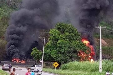 Caminhão tanque capota e explode na BR-040; veja vídeo
