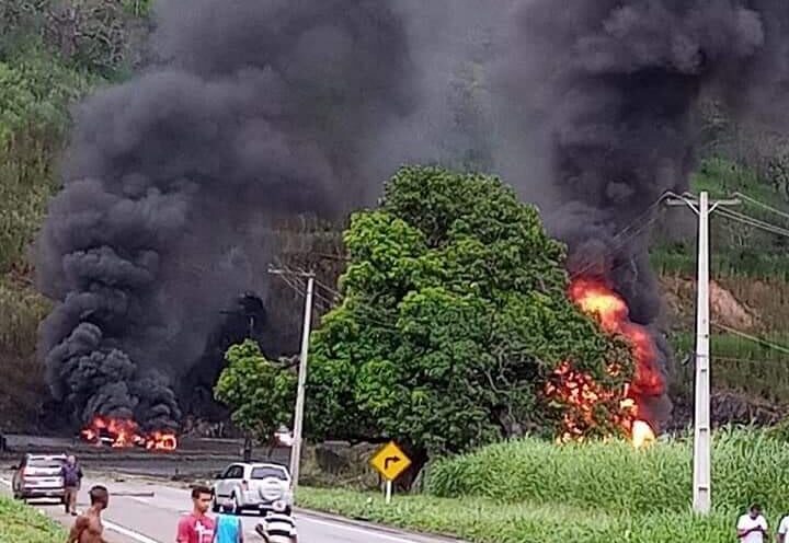 Caminhão tanque capota e explode na BR-040; veja vídeo