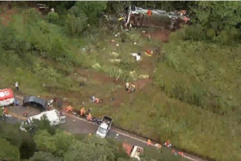 Ônibus com 28 pessoas cai em ribanceira no distrito de Ouro Preto