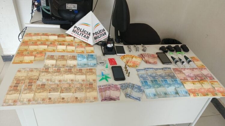 Denúncia resulta em apreensão de drogas, munições e dinheiro em Itabira
