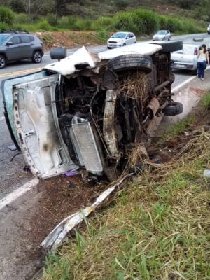BR-381: acidente entre três carretas e um carro deixa um morto