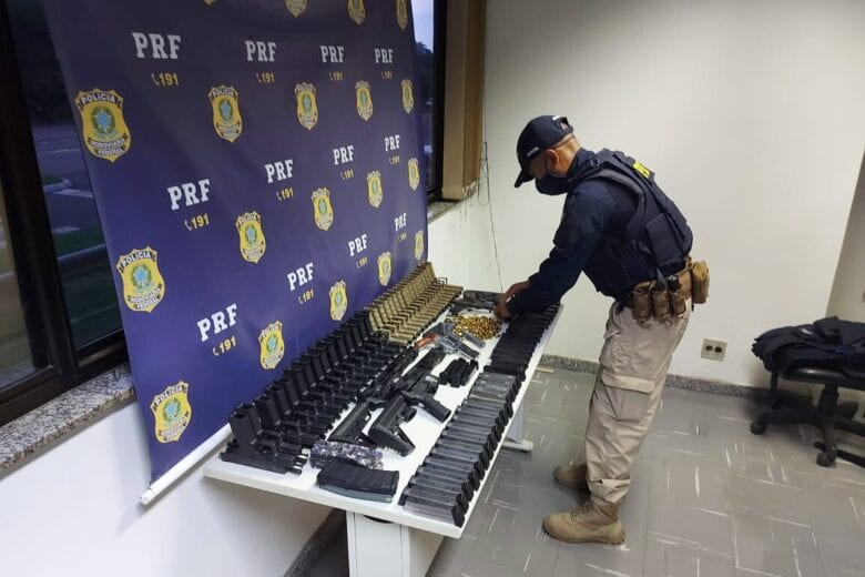 PRF apreende pistolas, revólveres e fuzis em Minas Gerais