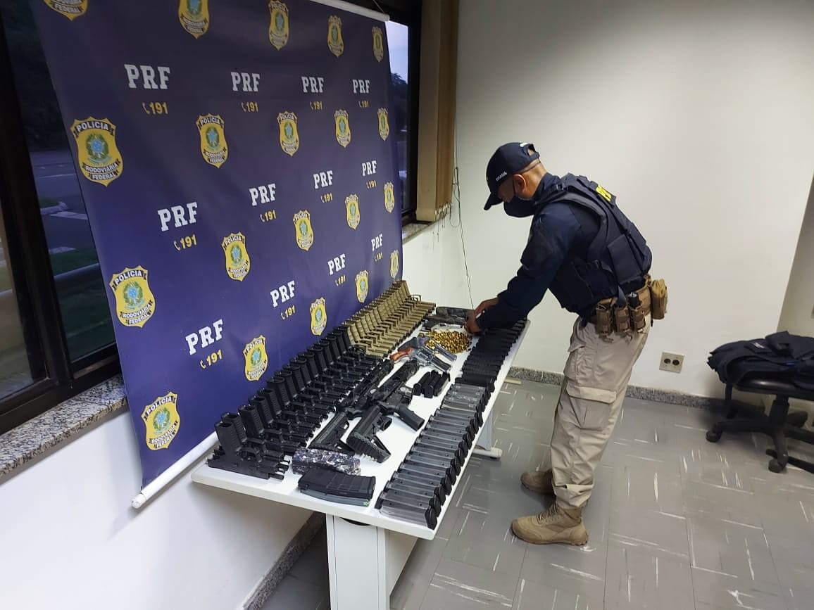 PRF apreende pistolas, revólveres e fuzis em Minas Gerais