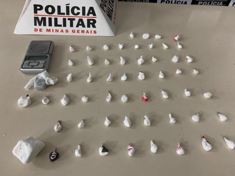 Polícia Militar apreende drogas, mas suspeito foge em Monlevade