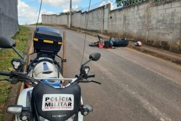 Dupla tenta fugir da polícia, bate em muro e é socorrida pelo Samu
