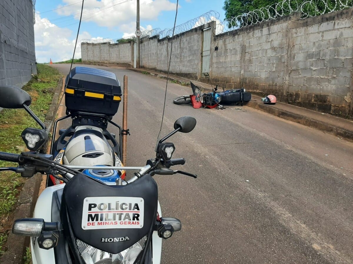 Dupla tenta fugir da polícia, bate em muro e é socorrida pelo Samu