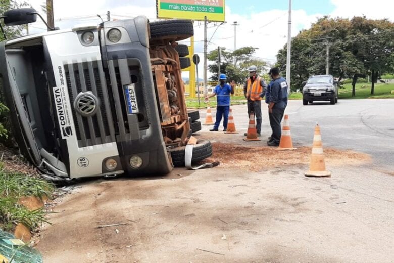 Caminhão carregado com concreto tomba em rotatória no Areão
