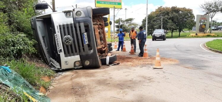 Caminhão carregado com concreto tomba em rotatória no Areão
