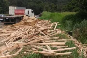Derramamento de carga deixa trânsito lento na BR-381 em São Gonçalo