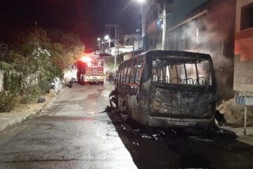Micro-ônibus fica destruído após incêndio no Valença; assista o vídeo