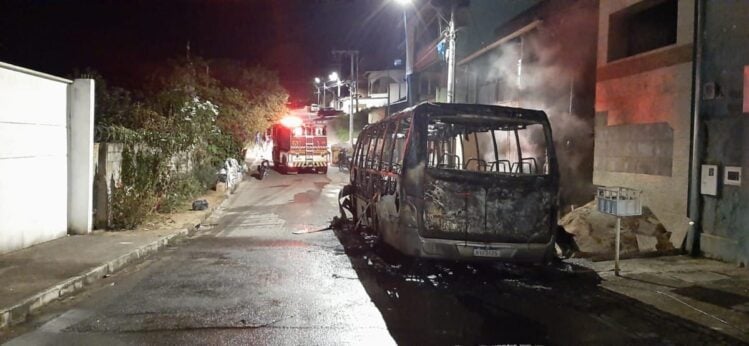 Micro-ônibus fica destruído após incêndio no Valença; assista o vídeo