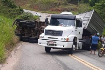 Acidente com carreta interdita estrada do “Forninho”