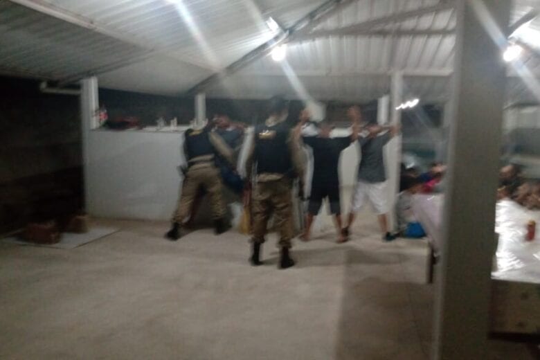 PM interrompe festa com arma, drogas e adolescentes em sítio