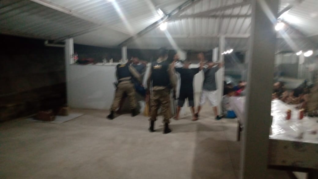 PM interrompe festa com arma, drogas e adolescentes em sítio