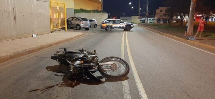 Entregador de lanches morre após acidente na Praça do Areão