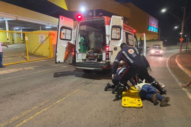 Entregador de lanches é socorrido inconsciente após bater em um poste