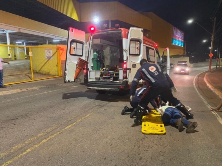 Entregador de lanches é socorrido inconsciente após bater em um poste
