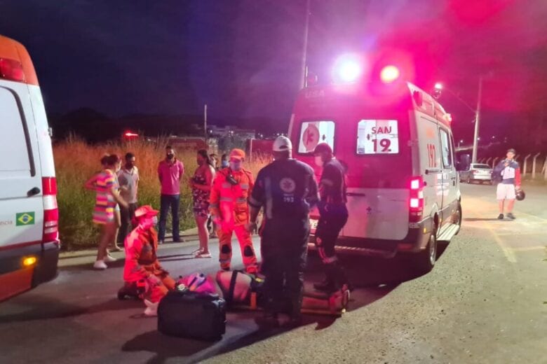 Cinco pessoas ficam feridas após caminhonete cair em ribanceira