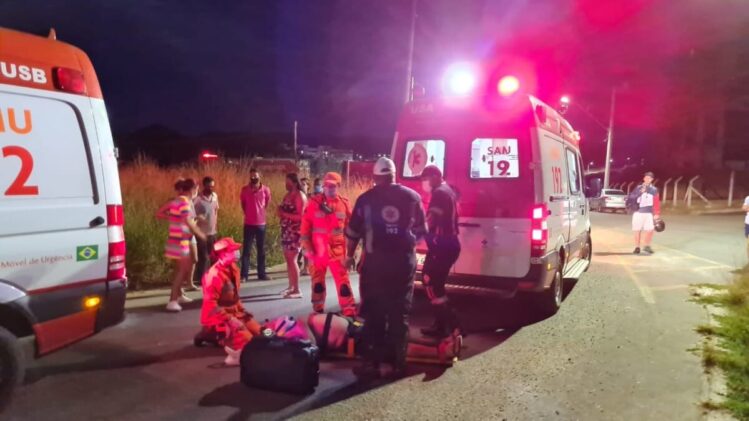 Cinco pessoas ficam feridas após caminhonete cair em ribanceira