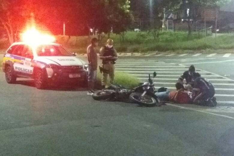Motociclista fica ferido em acidente na avenida Cristina Gazire
