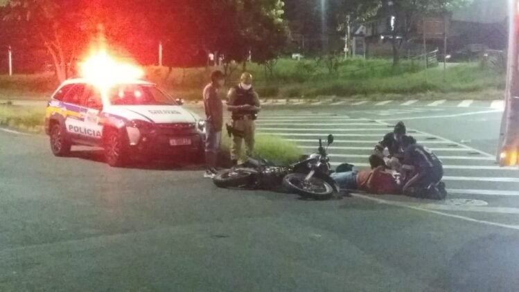 Motociclista fica ferido em acidente na avenida Cristina Gazire