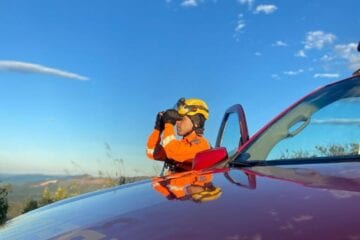 Bombeiros procuram por criança desaparecida em mata fechada