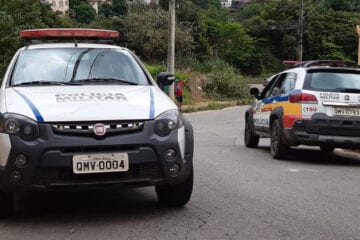 Mulher tem o carro roubado em frente à Farmácia de Minas em Itabira