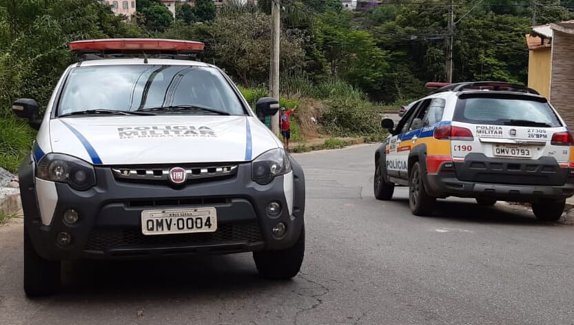 Mulher tem o carro roubado em frente à Farmácia de Minas em Itabira