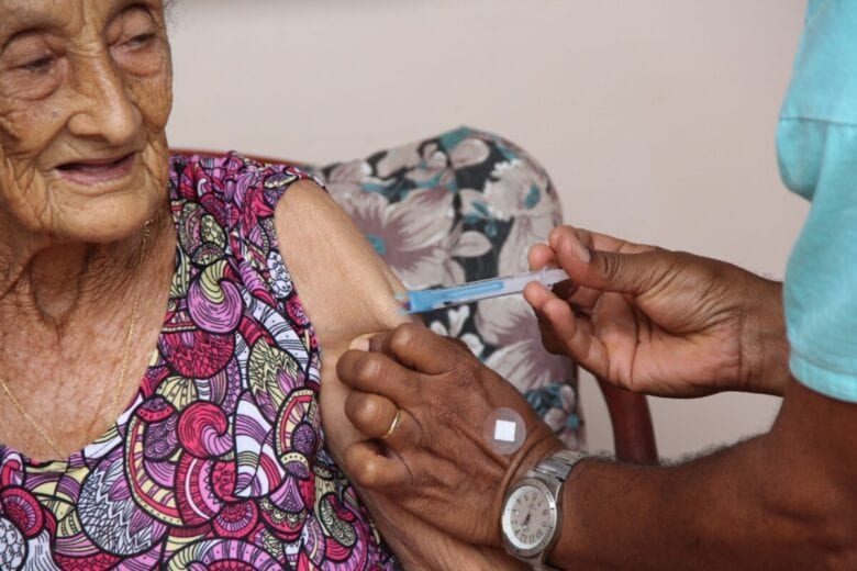 Nova Era anuncia anuncia dose de reforço em idosos acima dos 80 anos