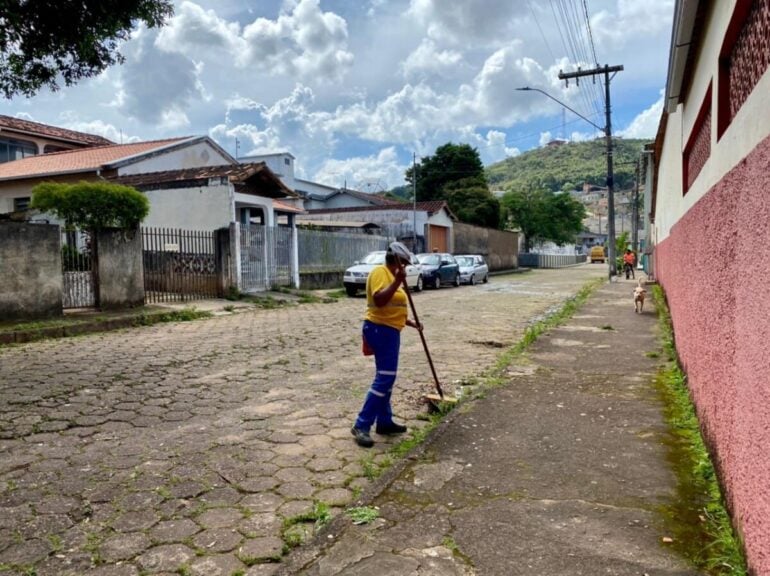 Itaurb faz mutirão de limpeza em três bairros