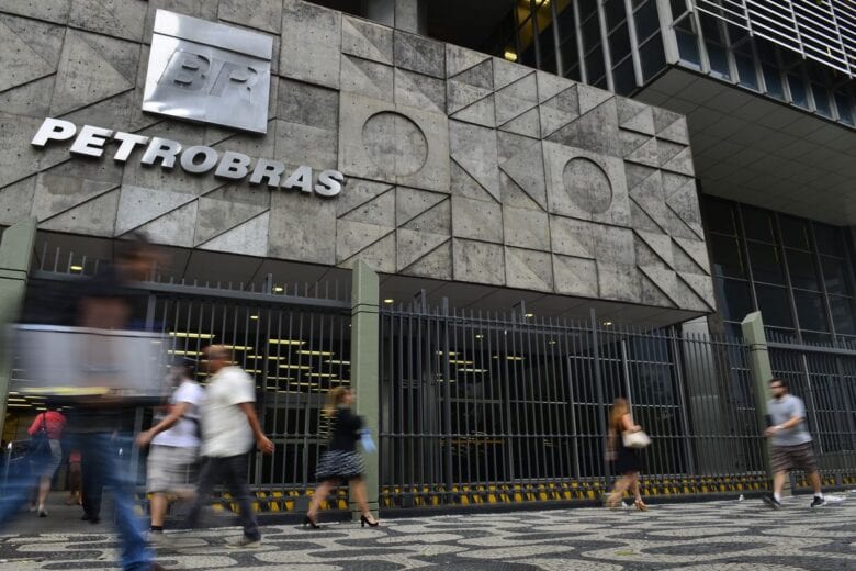 Petrobras anuncia redução do preço da gasolina nas refinarias