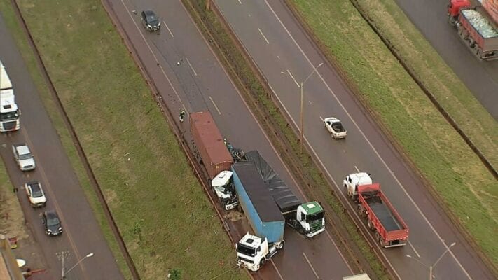 BR-381: acidente entre três carretas e um carro deixa um morto