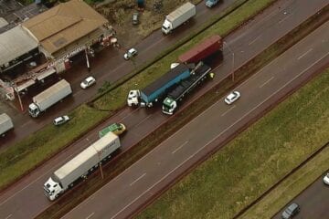 BR-381: acidente entre três carretas e um carro deixa um morto