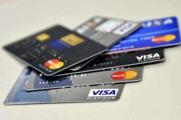 Juros anuais do cartão de crédito chegam a até 875%