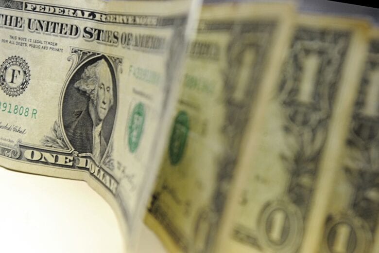 Dólar chega a R$ 5,80, mas reduz alta no fim da tarde
