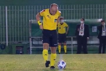 Árbitro faz xixi em campo antes de jogo pela Copa do Brasil; veja vídeo