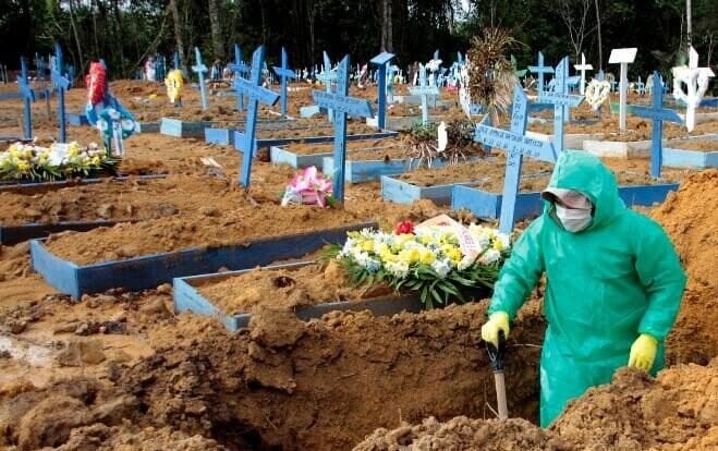 Média de mortes diárias por covid-19 cresce 60% em um mês