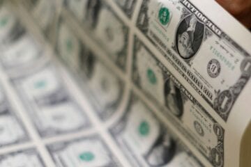 Dólar sobe para R$ 5,20 e fecha agosto com alta de 0,53%